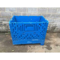 Folding plastic pallet crate (missing pieces on bottom)