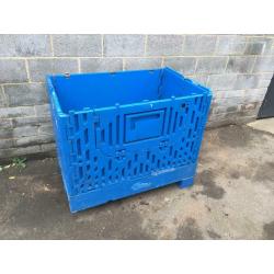 Folding plastic pallet crate (missing pieces on bottom)