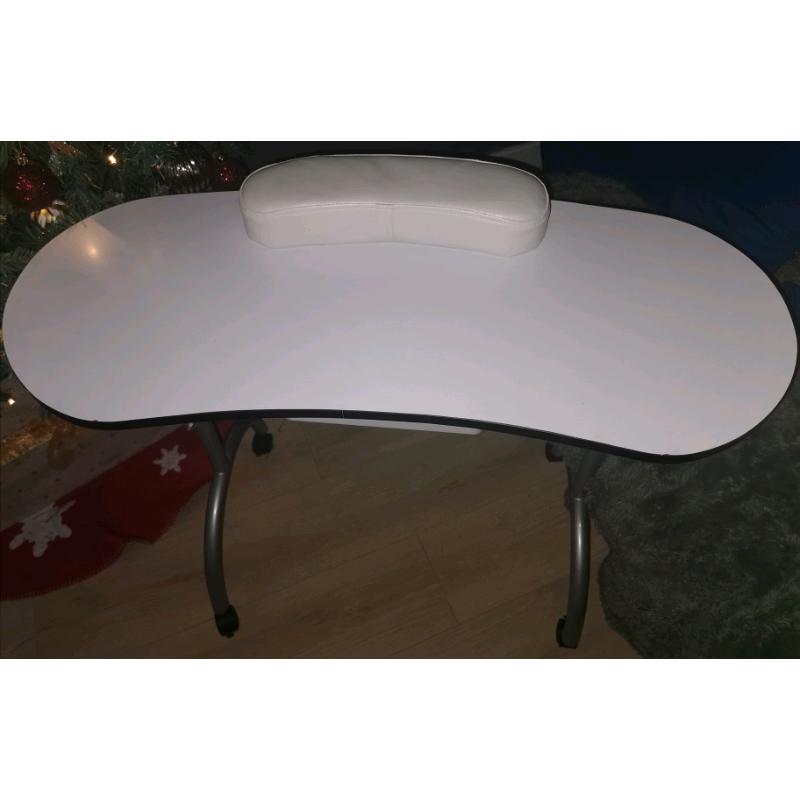 Manicure nail table