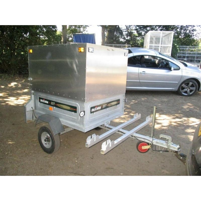 UNIQUE DAXARA 107 TRAILER WITH ALLOY BOX..... 2X CYCLE RACKS....