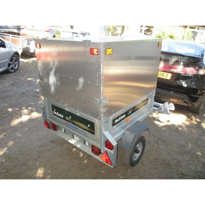 UNIQUE DAXARA 107 TRAILER WITH ALLOY BOX..... 2X CYCLE RACKS....