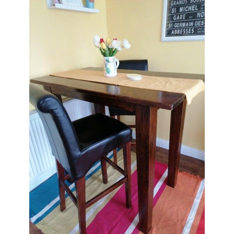 Breakfast Bar & Stools