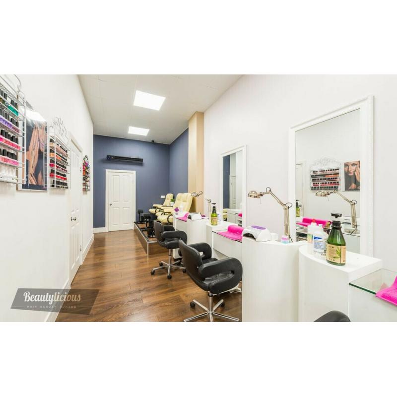 Nail Station to rent Manicure/Pedicure