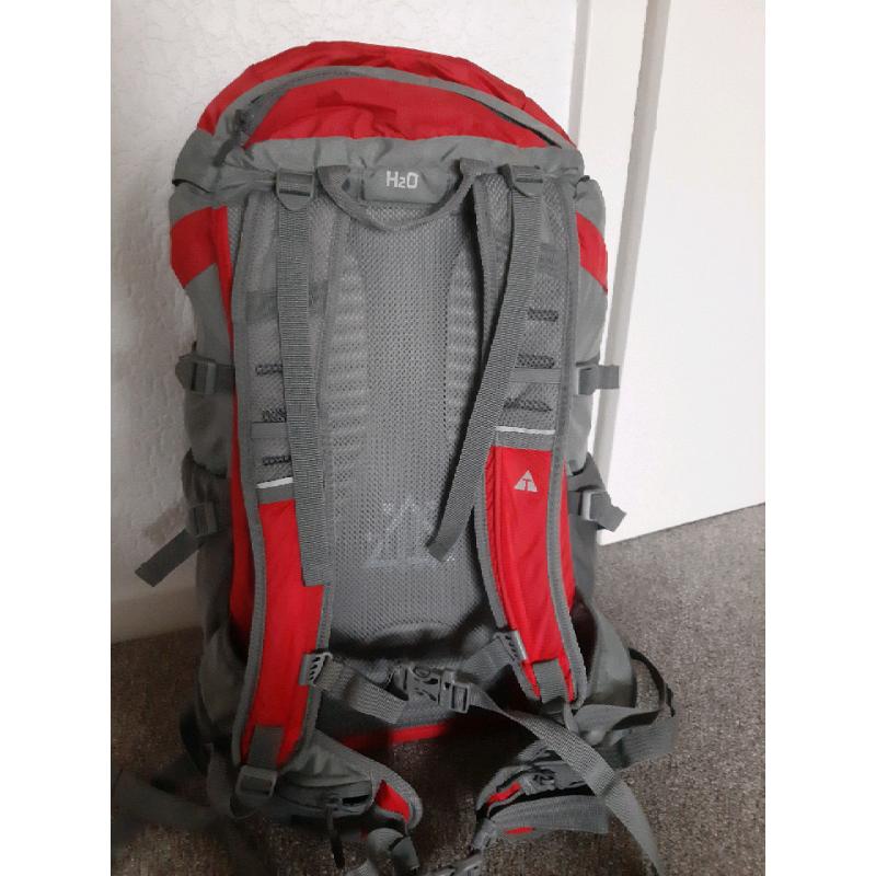 Technicals Glencoe 28 L backpack with built in rain cover hardly used