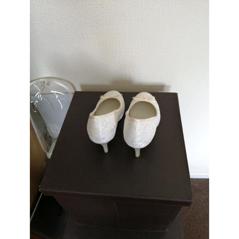 Size 5 ivory lace wedding shoe