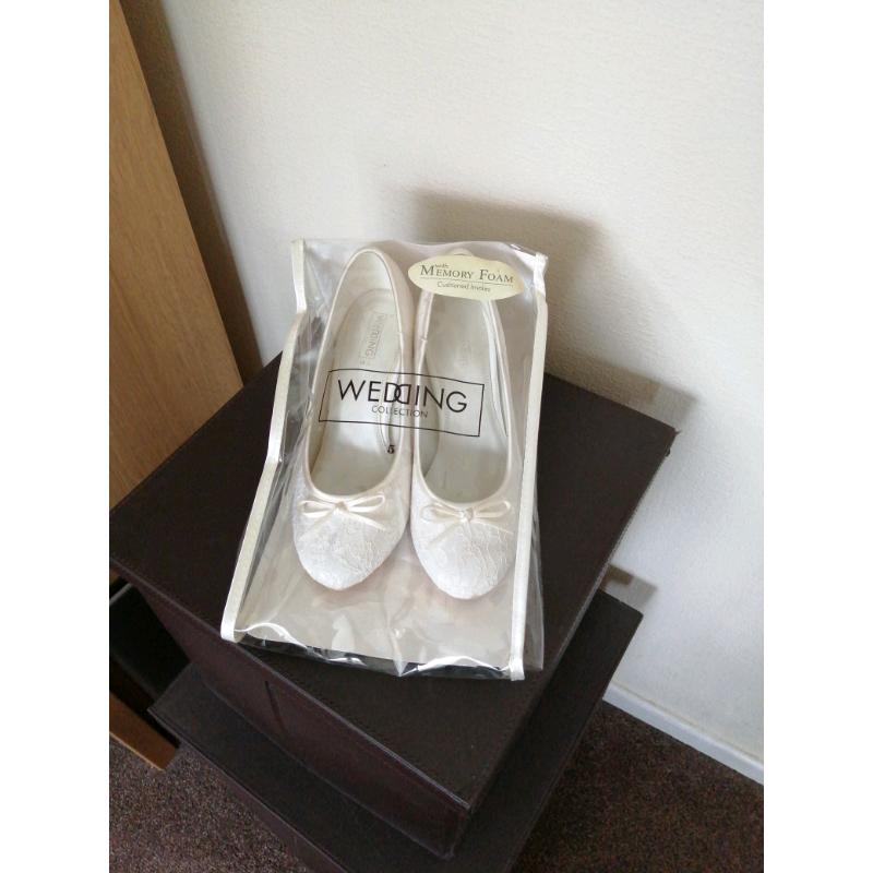 Size 5 ivory lace wedding shoe