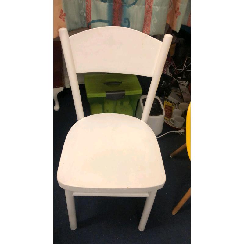 WHITE WOOD CHAIR