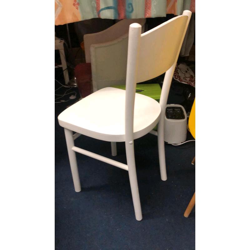 WHITE WOOD CHAIR