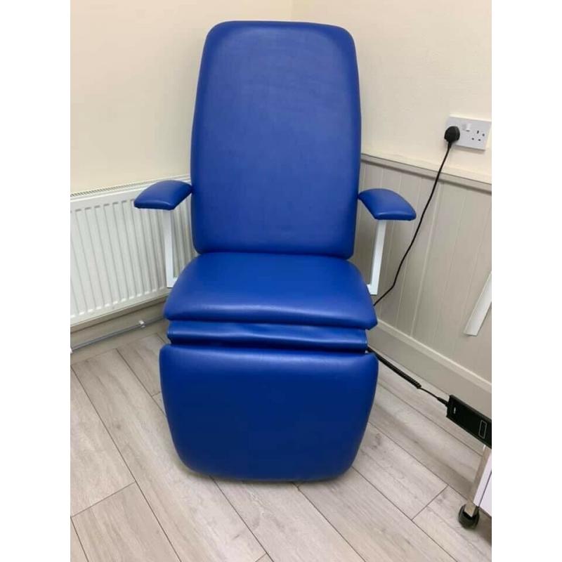 Electric plinth chair