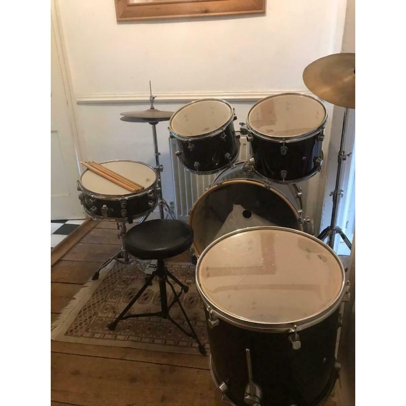 Drum Kit - 5 drums + 2 cymbals