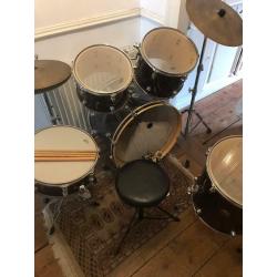 Drum Kit - 5 drums + 2 cymbals