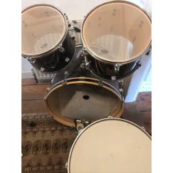 Drum Kit - 5 drums + 2 cymbals