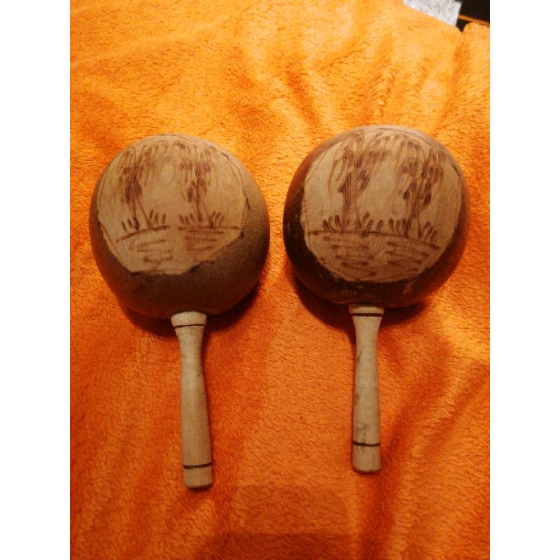 2 Cuban maracas