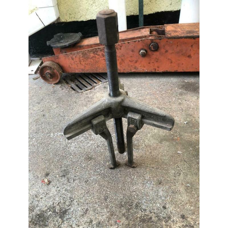 3 legged puller Mechanic Tools Garage