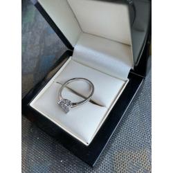 18ct White Gold Diamond Ring Engagement Ring BRAND NEW 0.70ct Diamonds