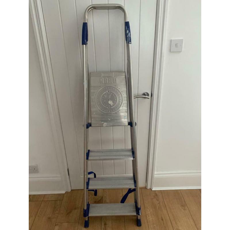 Aluminium step ladder