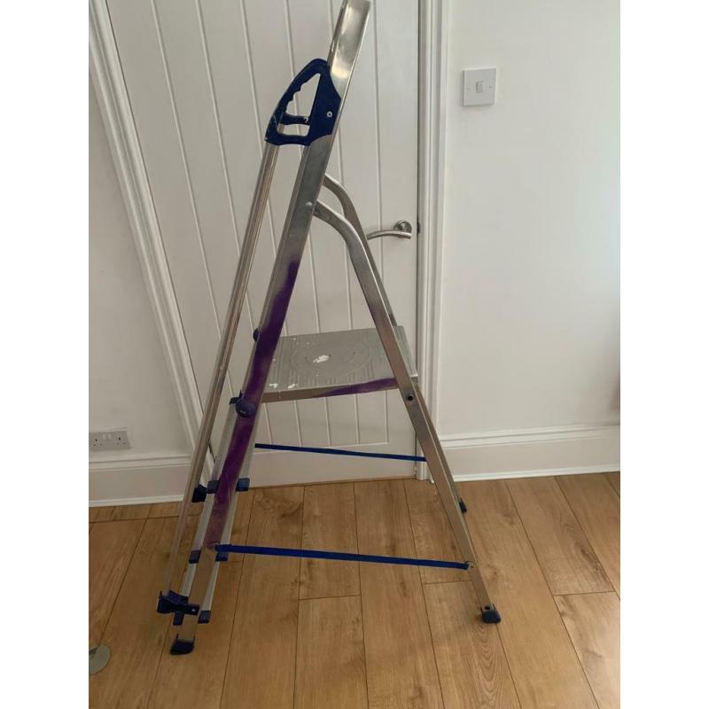 Aluminium step ladder