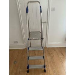 Aluminium step ladder