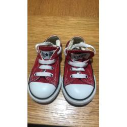 Kids converse (size 7) in immaculate condition